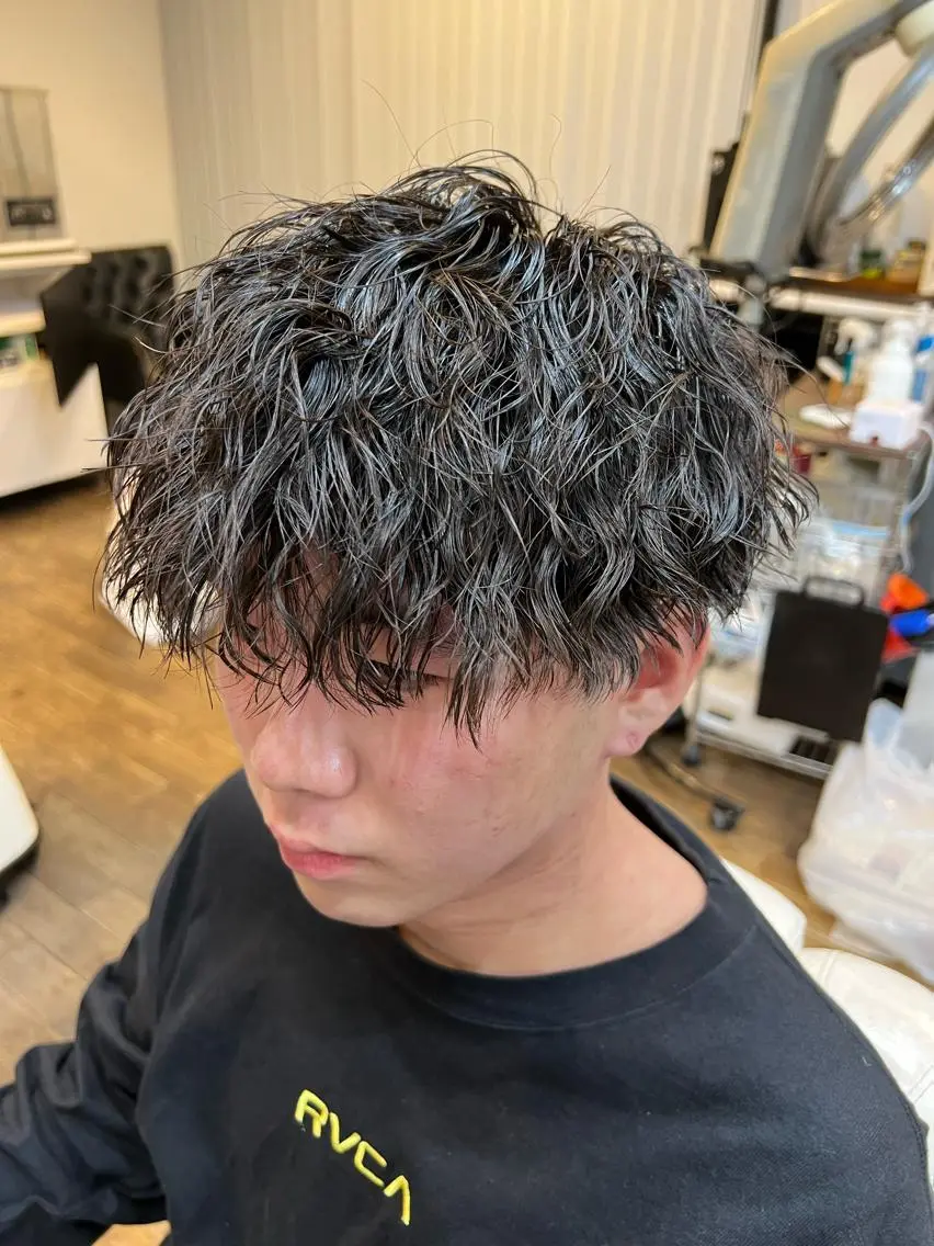 ショート パーマ メンズ 二本木 秀成のヘアスタイル