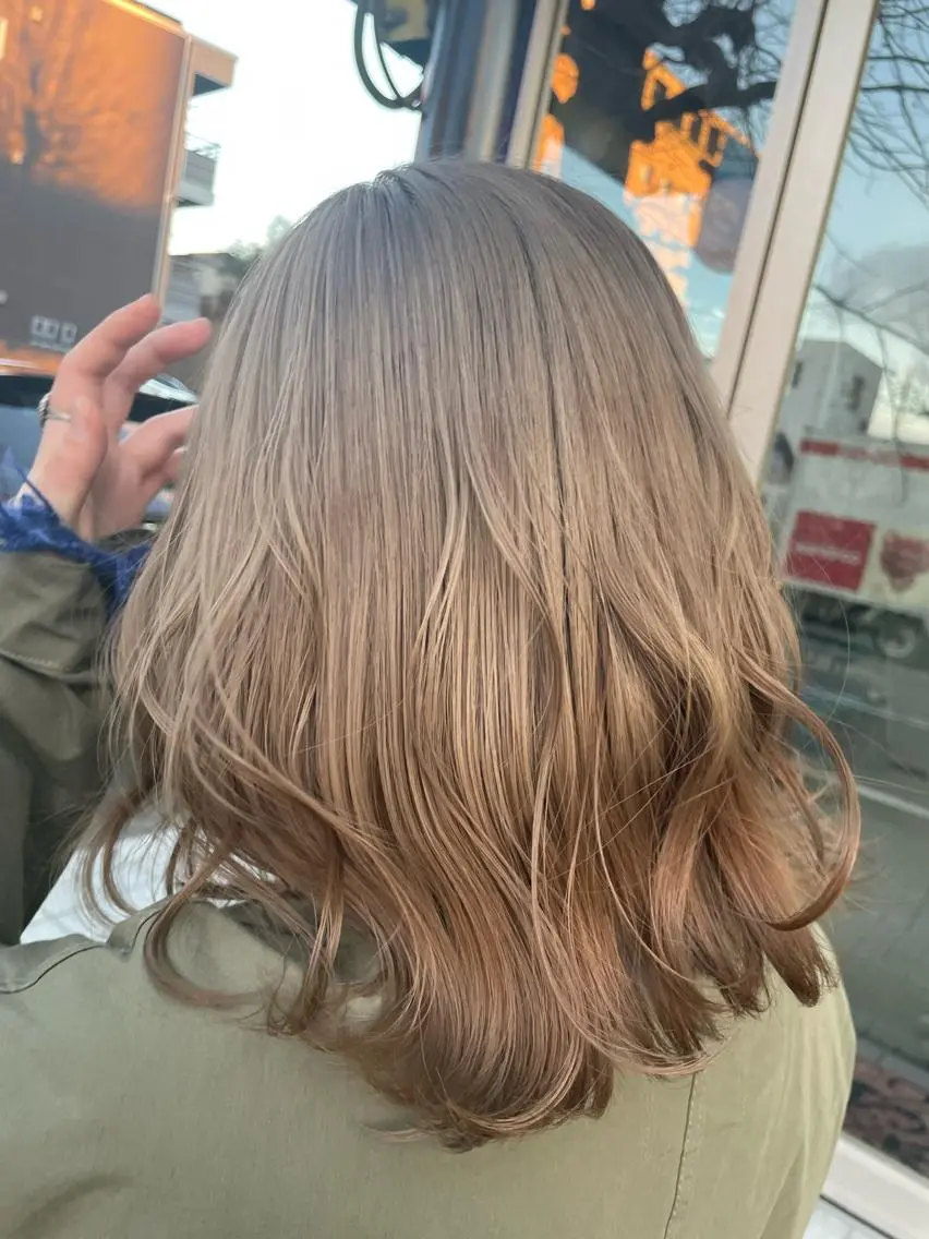 カラー グレージュ ミルクティーグレージュ オノ アカネのヘアスタイル