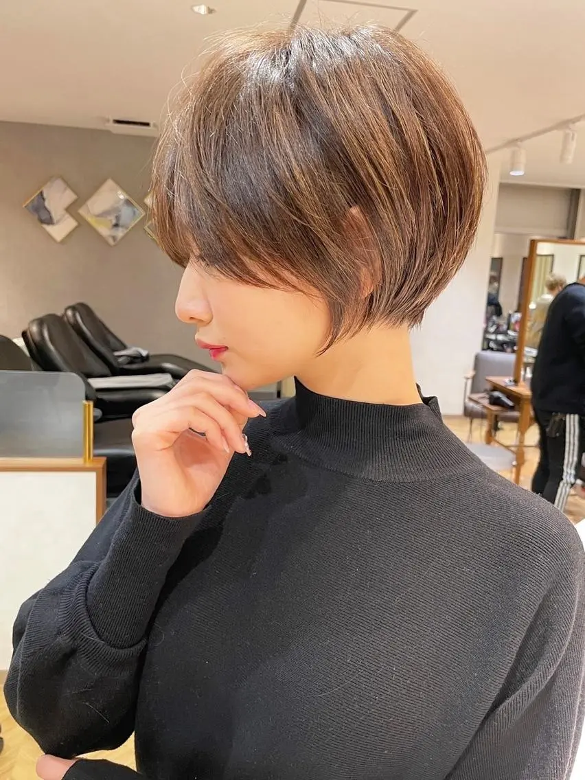 ショート 透明感オリーブ🫒/ ブリーチなしWカラーのヘアスタイル