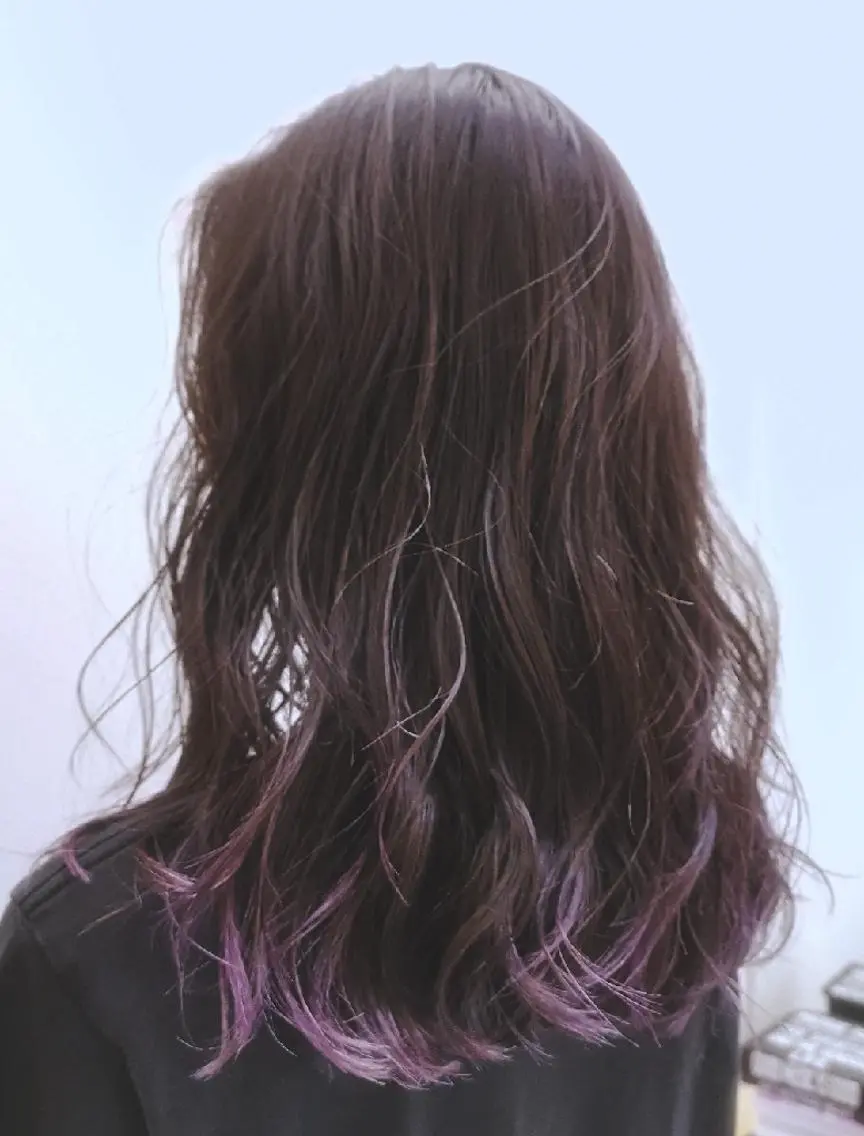 カラー セミロング パープルカラー . YULIAのヘアスタイル