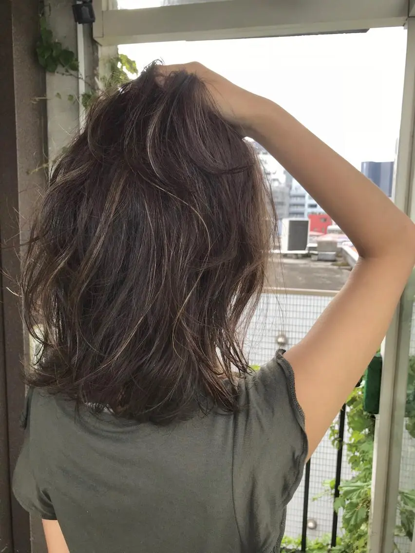 ミディアム カラー ヘアアレンジ ハイライトカラー ハイライト ヘアカラー トリートメント 白髪ぼかしハイライト バレイヤージュヤマトのヘアスタイル