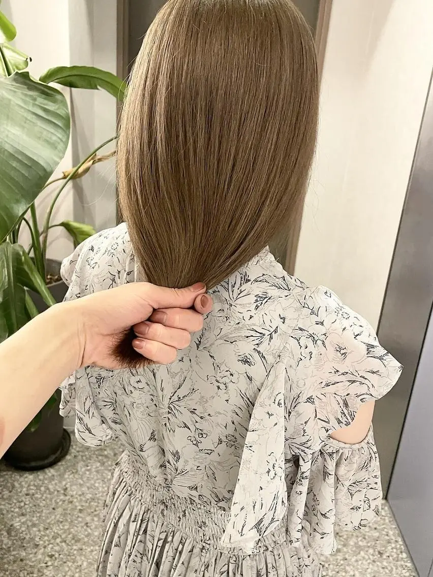 ロング カラー ベージュカラー ブリーチ ブリーチなしカラー オリーブベージュ 髪質改善 TIGRE tenjinのヘアスタイル