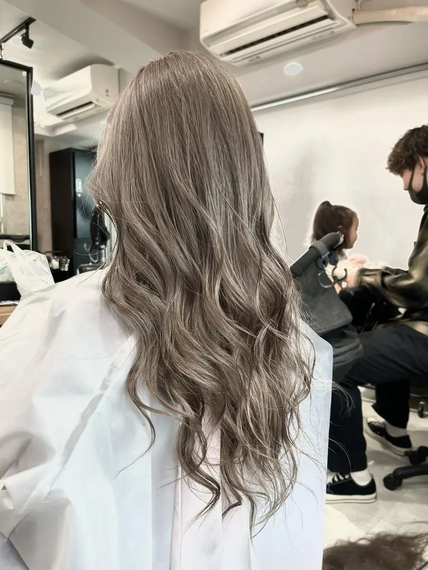 ロング カラー ブリーチ グレージュ ヘアカラー トリートメント 松井那津子 /ハイライトブリーチのヘアスタイル