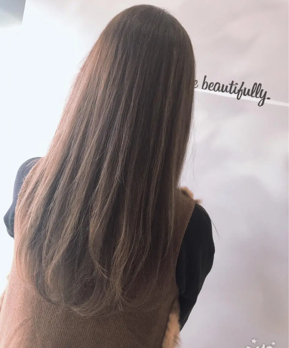ロング カラー パーマ ヘアアレンジ メンズ キッズ ネイル マツエク・マツパ アッシュ ベージュカラー 福壽 優奈のヘアスタイル