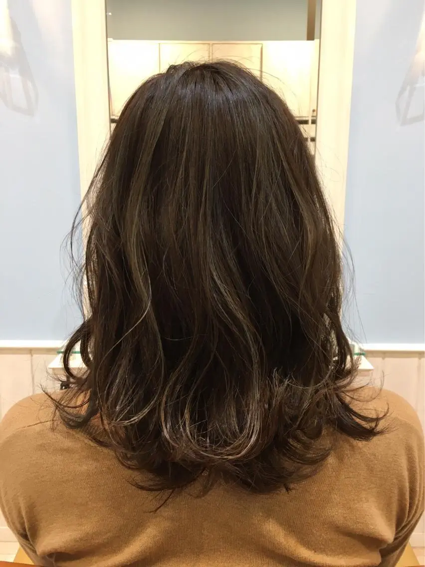 セミロング カラー パーマ ハイライトカラー ハイライト 小林 永佳のヘアスタイル