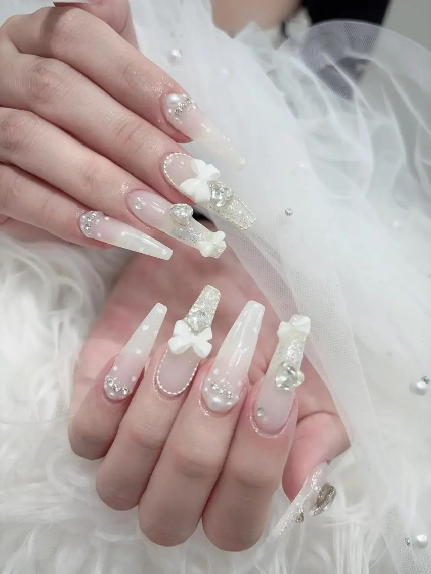 ネイル 長さ出し キラキラネイル 韓国ネイル ロングネイル マグネットネイル ハンドネイル ハンドケア 🎀LIMIT🎀 長さ出し新宿のネイルデザイン