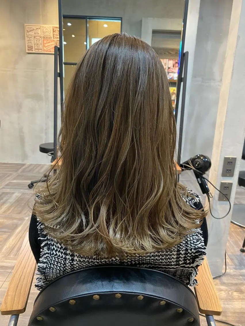 セミロング カラー グラデーションカラー イルミナカラー カット 西岡 翼のヘアスタイル