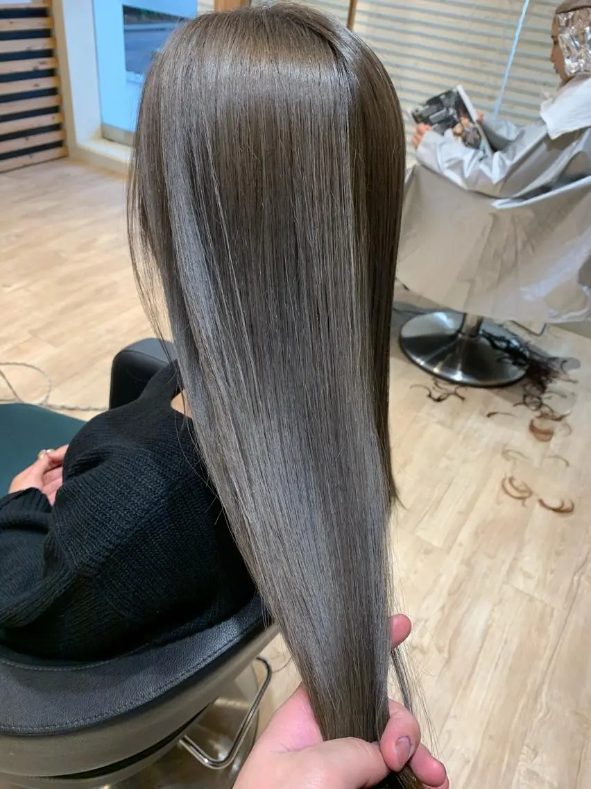 ロング カラー ブリーチ グレージュ ヘアカラー 大久保 隆蔵のヘアスタイル