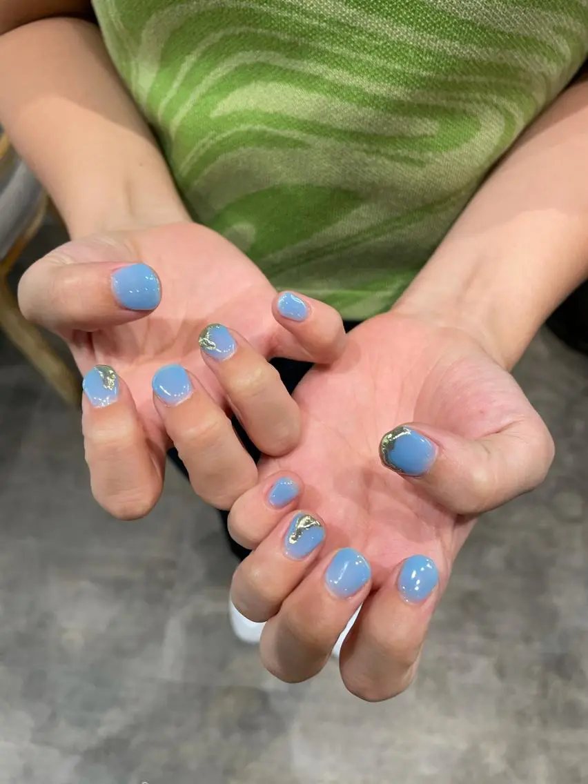 ネイル ゴールド 水色 ニュアンスネイル ハンドネイル ナチュラル透明感🌱 小山美樹子のヘアスタイル