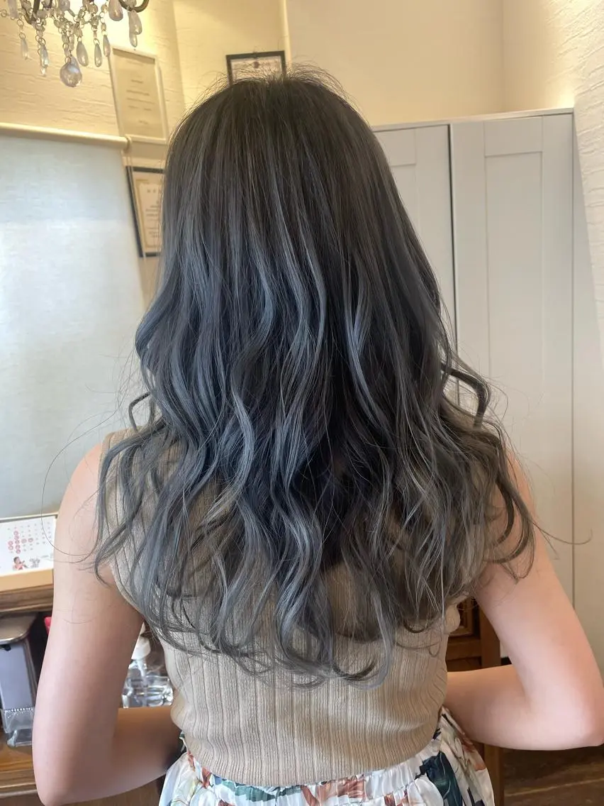ロング カラー グラデーションカラー グレージュ 皆巳 達郎のヘアスタイル