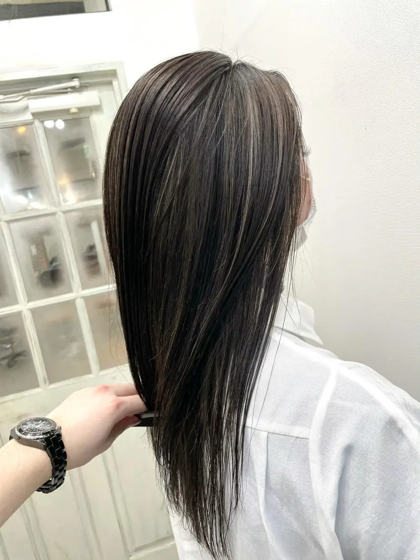 セミロング 白いハイライト🤍 タナカリョウスケのヘアスタイル
