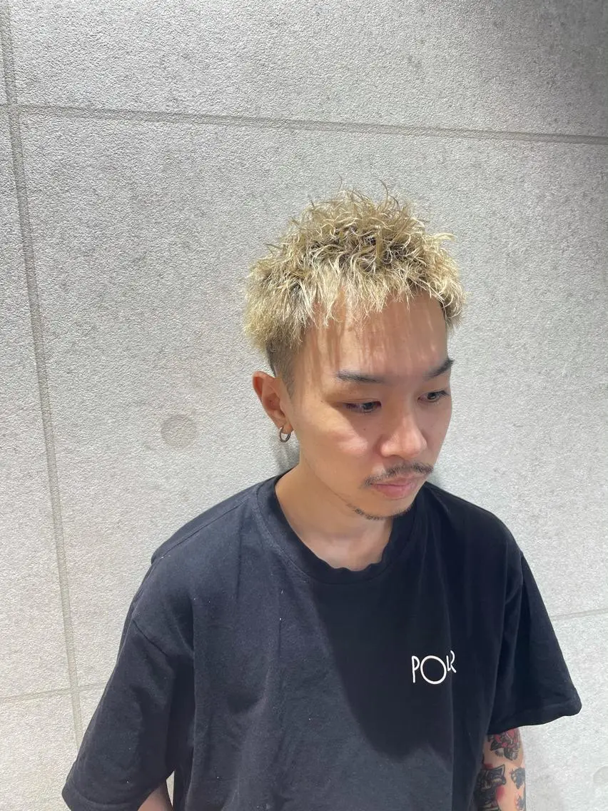 カラー パーマ ヘアアレンジ メンズ アップバング メンズブリーチ センターパート ダウンパーマ フェードカット カット ヘアカラー トリートメント ヘアセット 【メンズヘアの匠】 タニ 心斎橋 アメ村のヘアスタイル