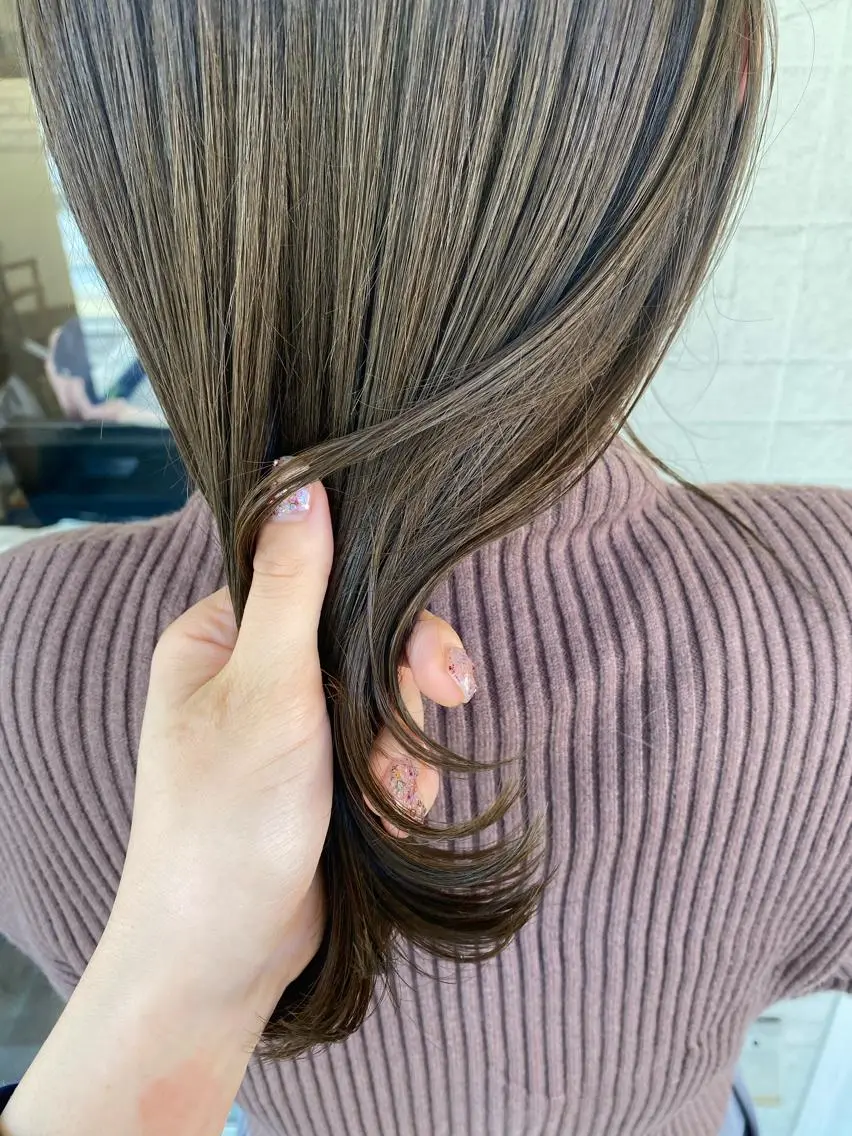ミディアム カラー ベージュカラー ブリーチ ブリーチなしカラー オリーブベージュ カット ヘアカラー トリートメント ENIF ヤマグチアツコのヘアスタイル