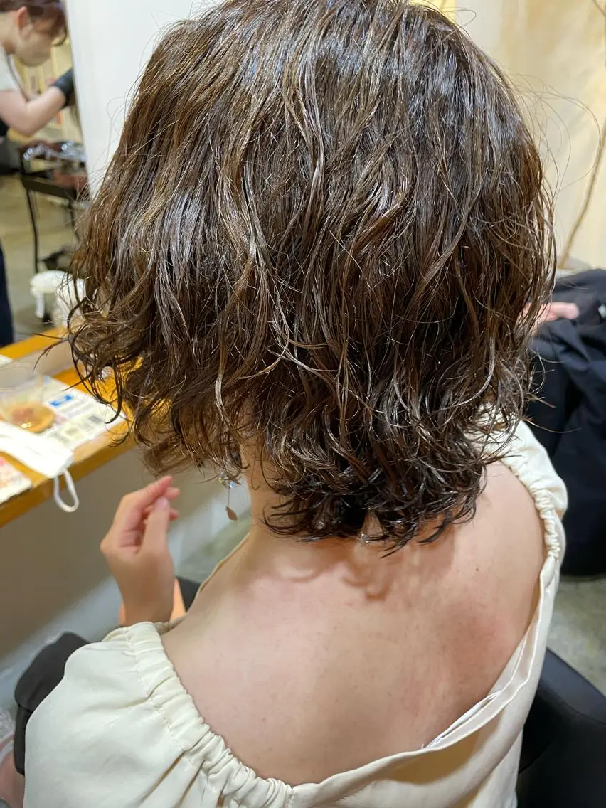 ミディアム カラー パーマ ミディアムパーマ レイヤーカット カット パーマ トリートメント レイヤー／似合わせ TAKUYAのヘアスタイル