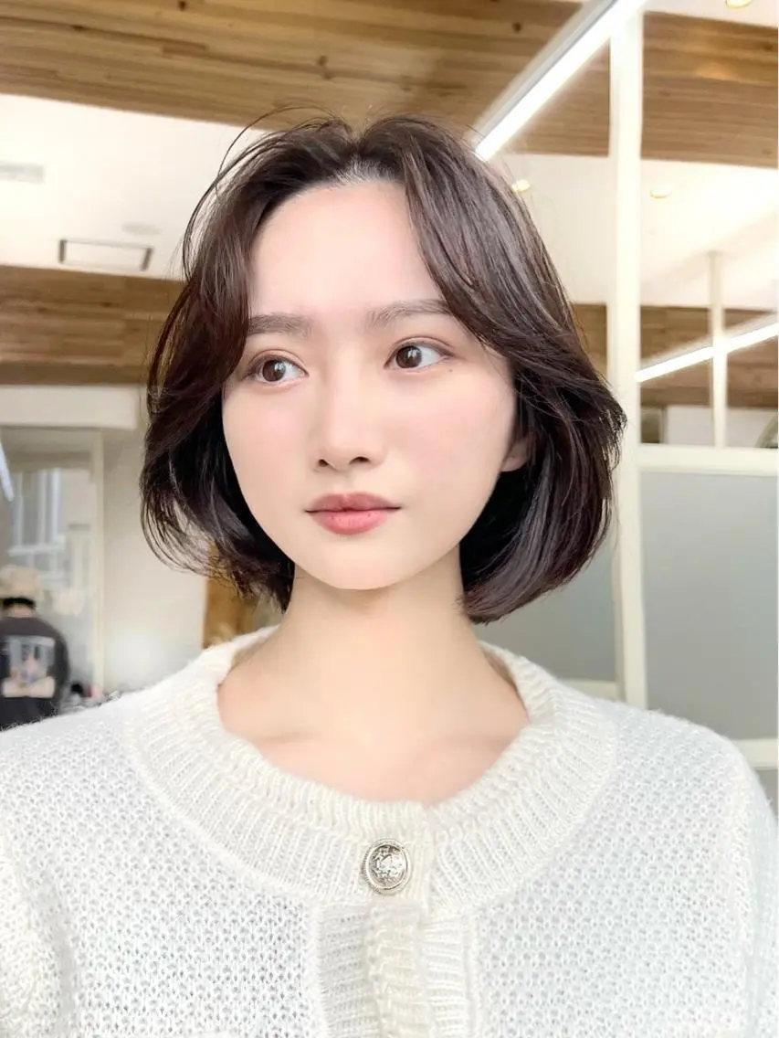 ミディアム カラー 切りっぱなしボブ ベージュカラー ブリーチ グレージュ ハイトーンカラー カット ヘアカラー トリートメント レイヤー専門家 ダブルカラー修のヘアスタイル