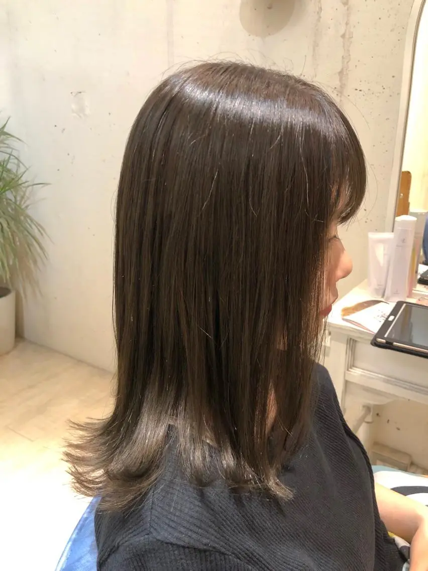 ミディアム カラー グレージュ カーキグレージュ ひろせ かなのヘアスタイル
