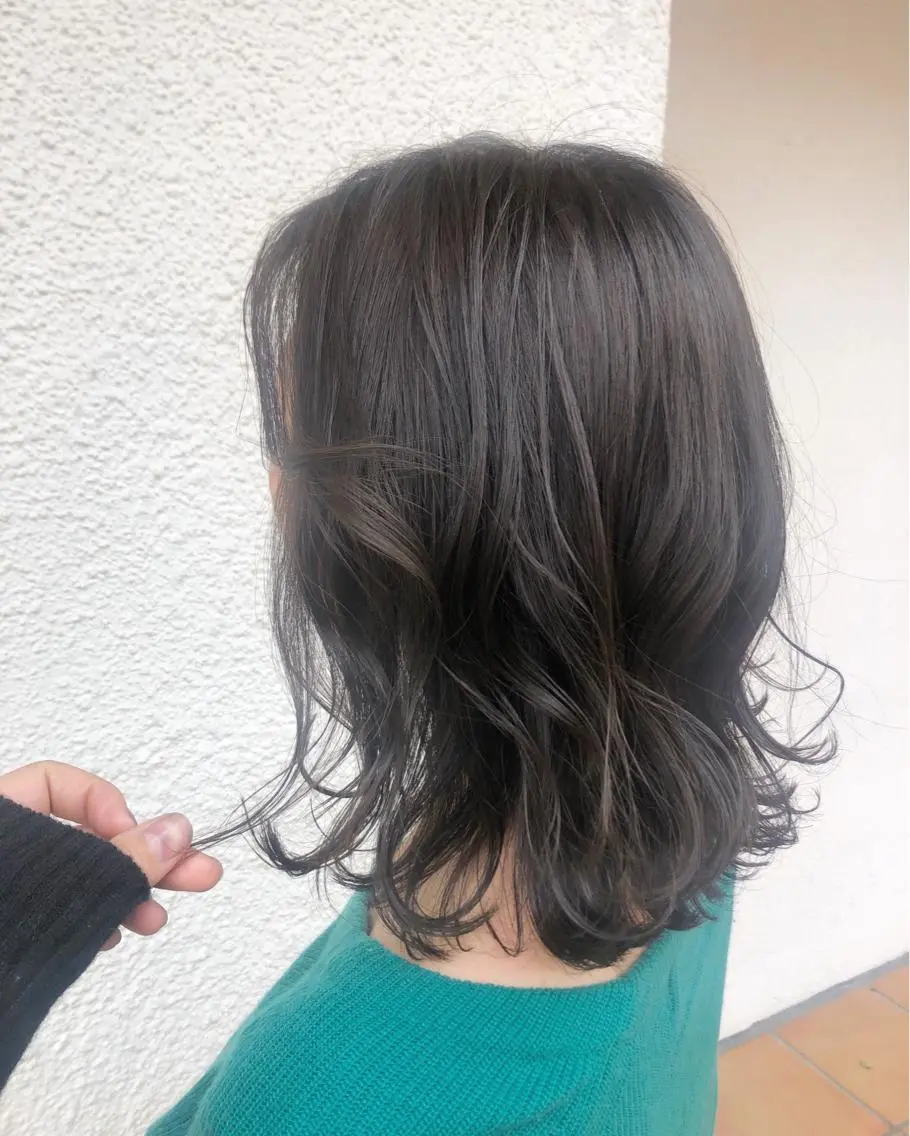 カラー kana .オリーブ /ナチュラルヘアのヘアスタイル