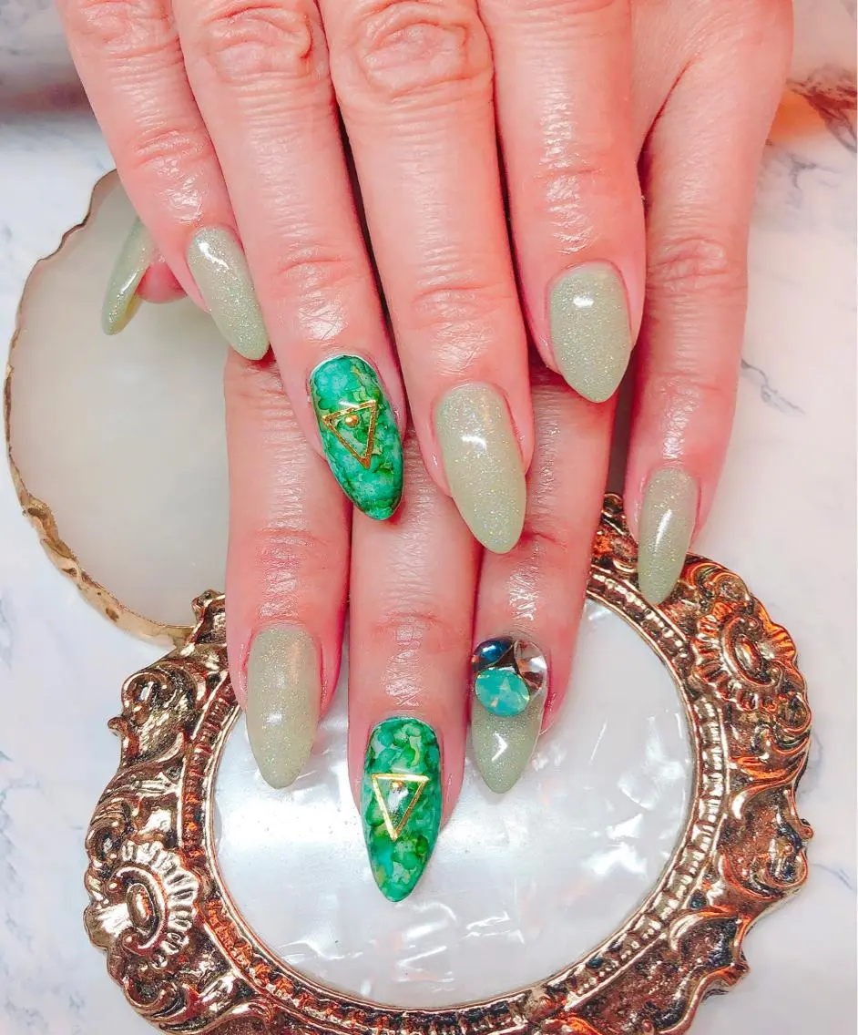 ネイル シンプルネイル CROWN プライベートサロンのネイルデザイン