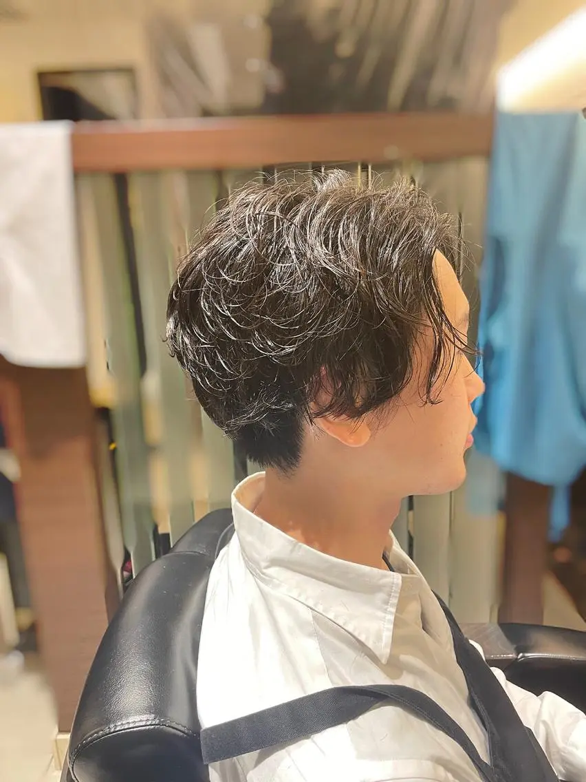 ミディアム パーマ メンズ センターパート パーマ 岡崎 隆晟のヘアスタイル