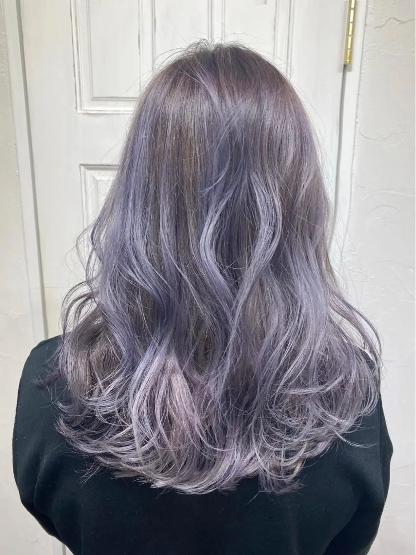 セミロング アッシュ ハイライト レイヤーカット 前地 麻衣のヘアスタイル
