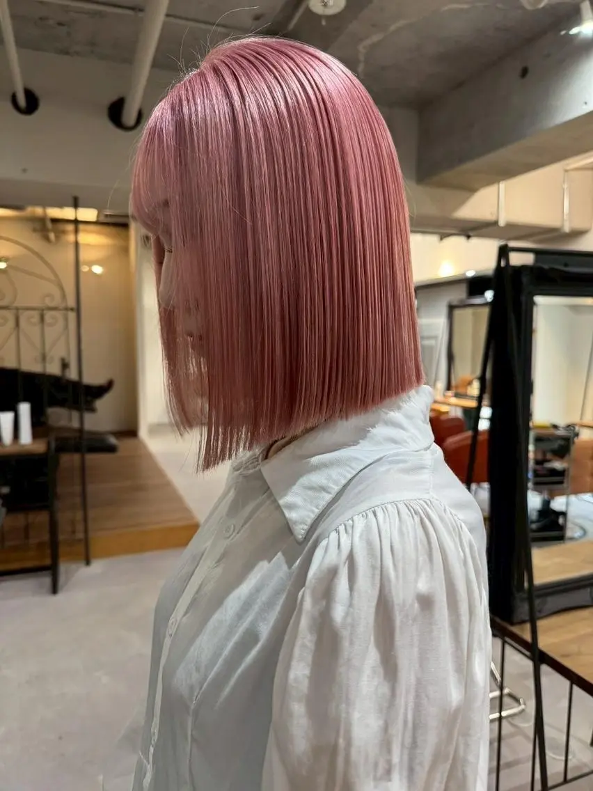 ショート カラー 切りっぱなしボブ ピンクカラー レッドカラー ボブ ili 梅田のヘアスタイル