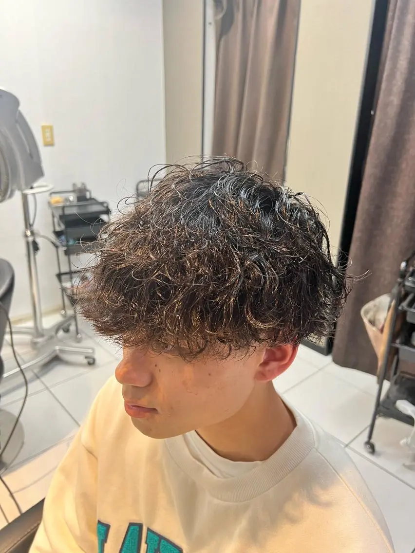 パーマ メンズ センターパート フェードカット カルマパーマ マッシュ メンズパーマ カット パーマ パーマ特化美容師 茂木広幸のヘアスタイル