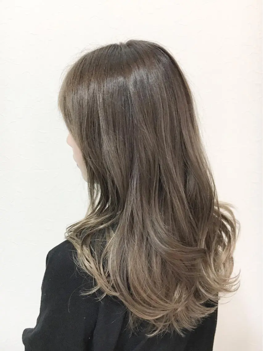 セミロング カラー アッシュ バレイヤージュ グラデーションカラー ハイライトカラー ハイライト 山田 守のヘアスタイル