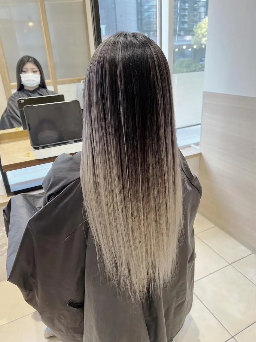 ロング カラー バレイヤージュ シルバー ホワイトシルバー レイヤーカット 指名数No.1 /NAOYAのヘアスタイル
