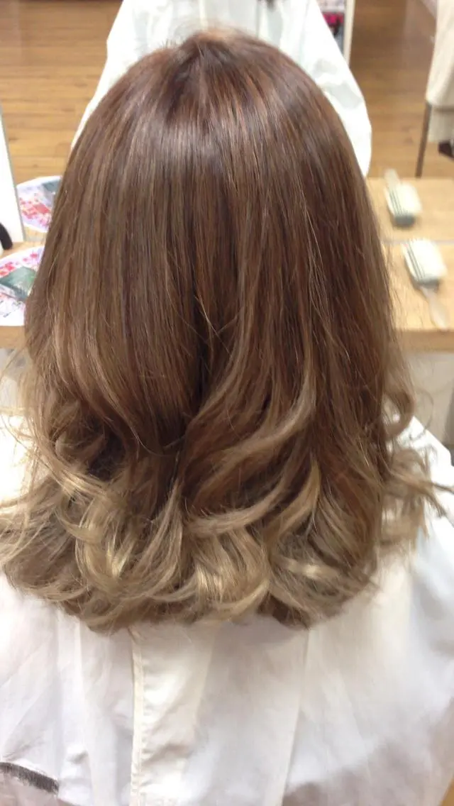 セミロング カラー ブリーチ サロン ド ソワのヘアスタイル