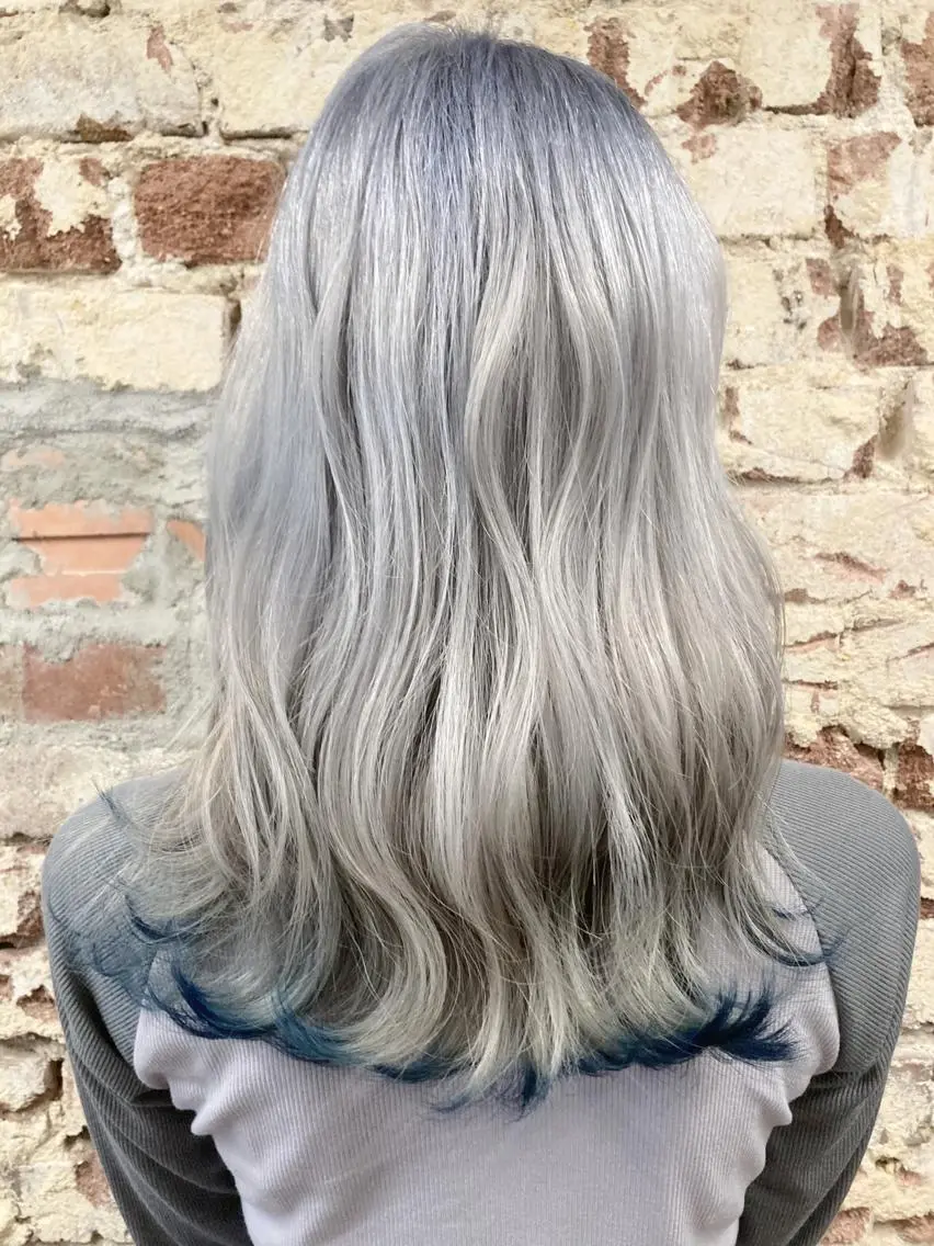 セミロング カラー ブルーカラー デザインカラー シルバー 髪質改善　艶髪✨ Teppeiのヘアスタイル