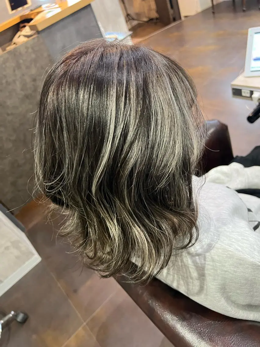 ミディアム カラー ヘアアレンジ シールエクステ ミディアムパーマ バレイヤージュ ダブルカラー グラデーションカラー ミルクティーハイトー ン💖Mikaのヘアスタイル