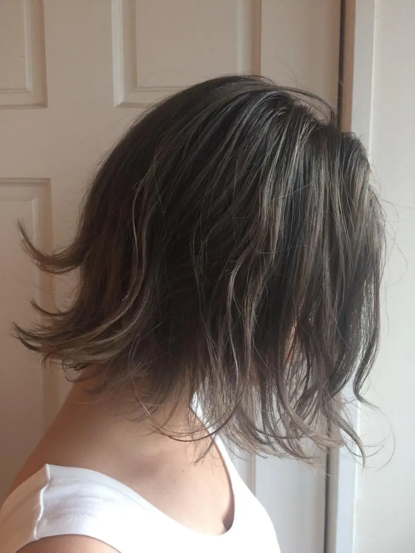 ミディアム ボブ ハイライト 外ハネヘア ヘアカラー ホワイト&レイヤーカ ットエクステ長畠俊輔のヘアスタイル