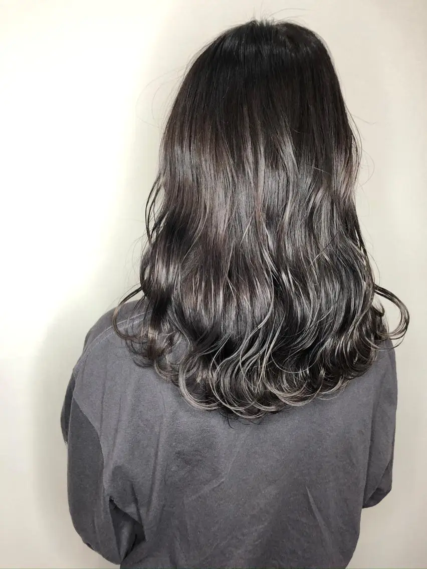 ミディアム カラー NINE+/代表 ブリーチ特化型サロンのヘアスタイル