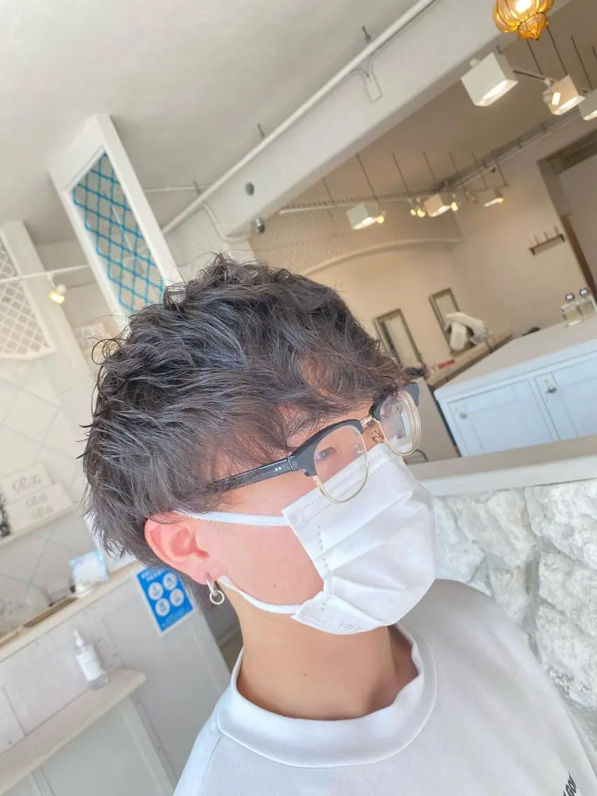 ショート パーマ メンズ 饒平名 知也のヘアスタイル