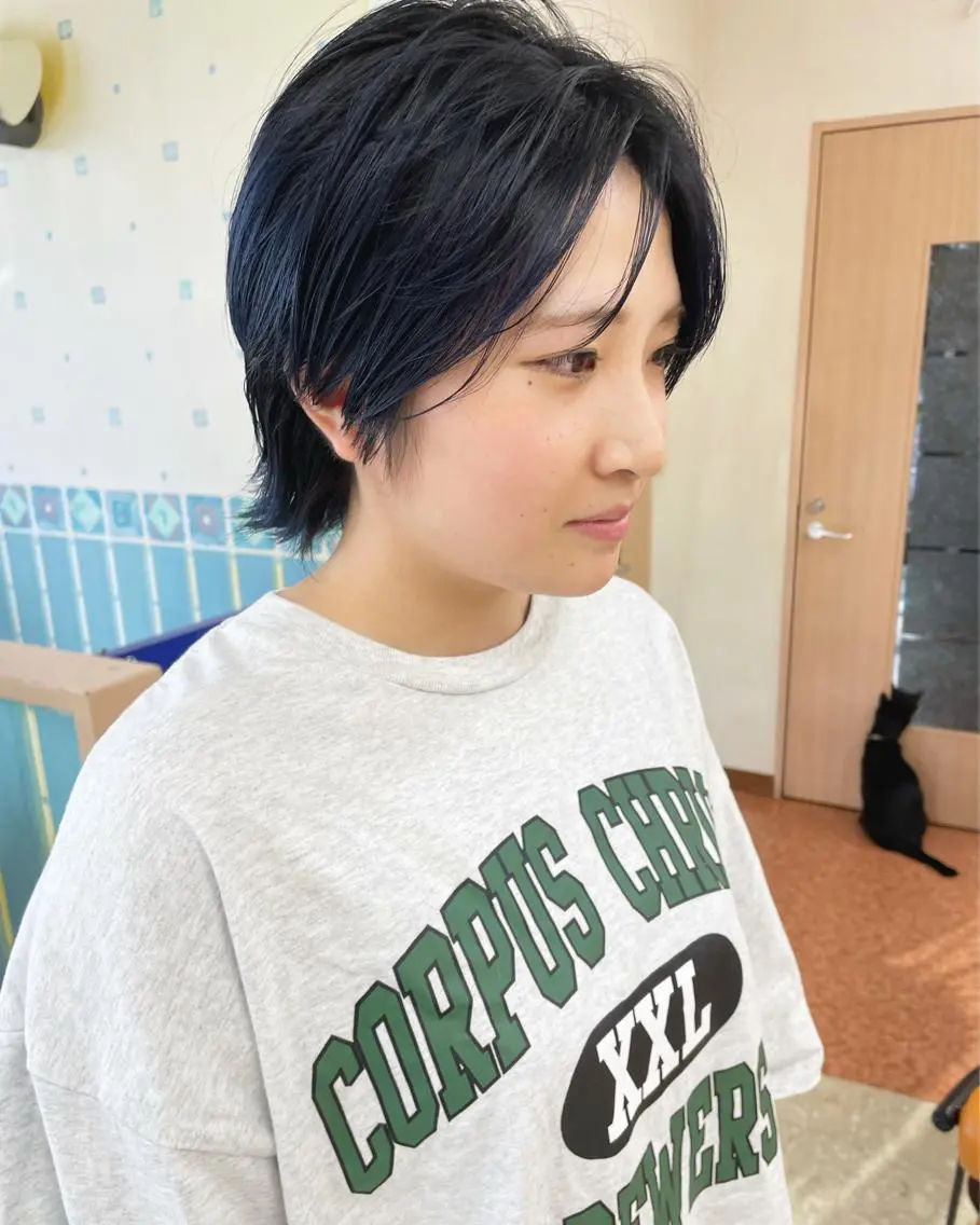 ショート カラー 黒髪 ブルーカラー ブルーブラック yui .のヘアスタイル