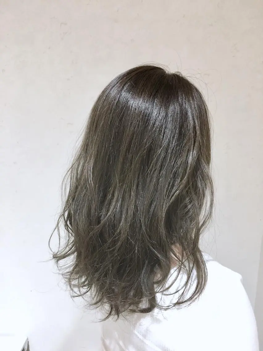 セミロング カラー グラデーションカラー グレージュ ヘアカラー タワラ ソウタ Directorのヘアスタイル