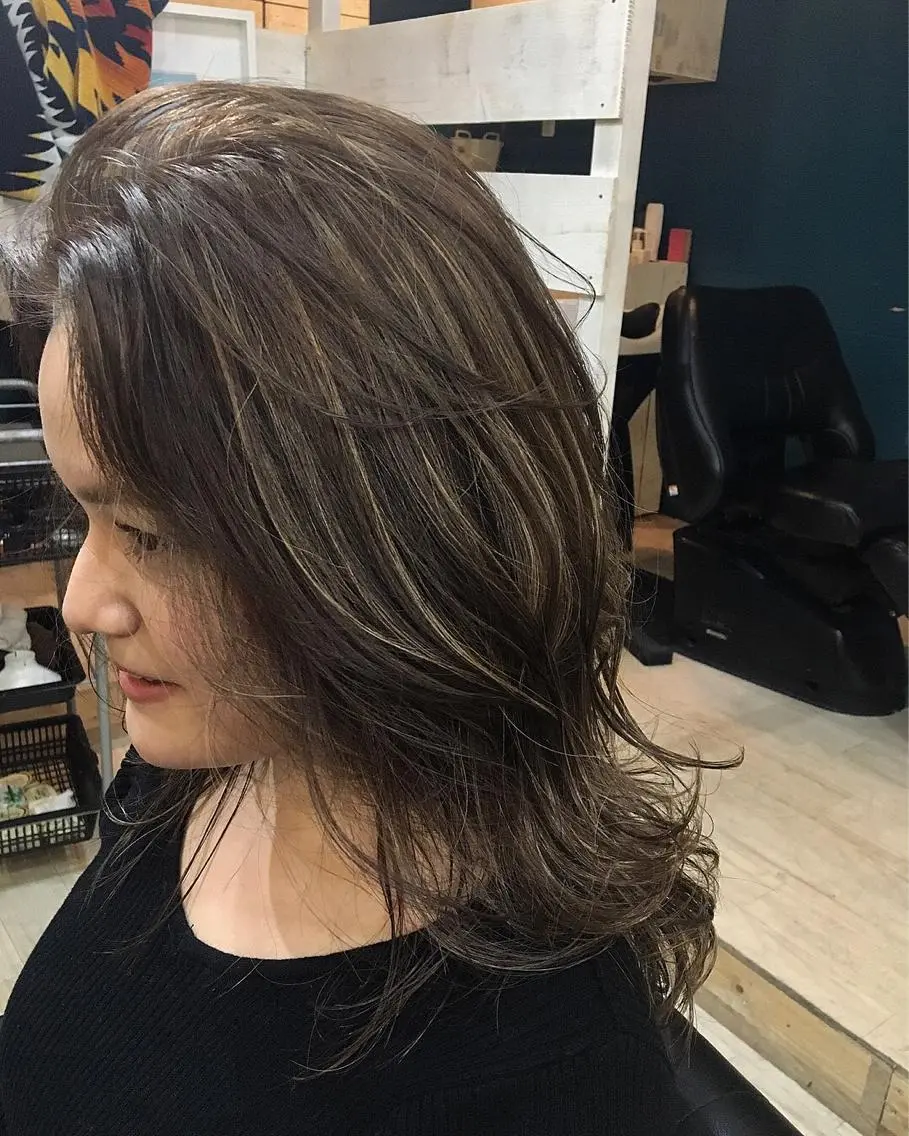 セミロング ハイライト 鷺谷 玲奈のヘアスタイル