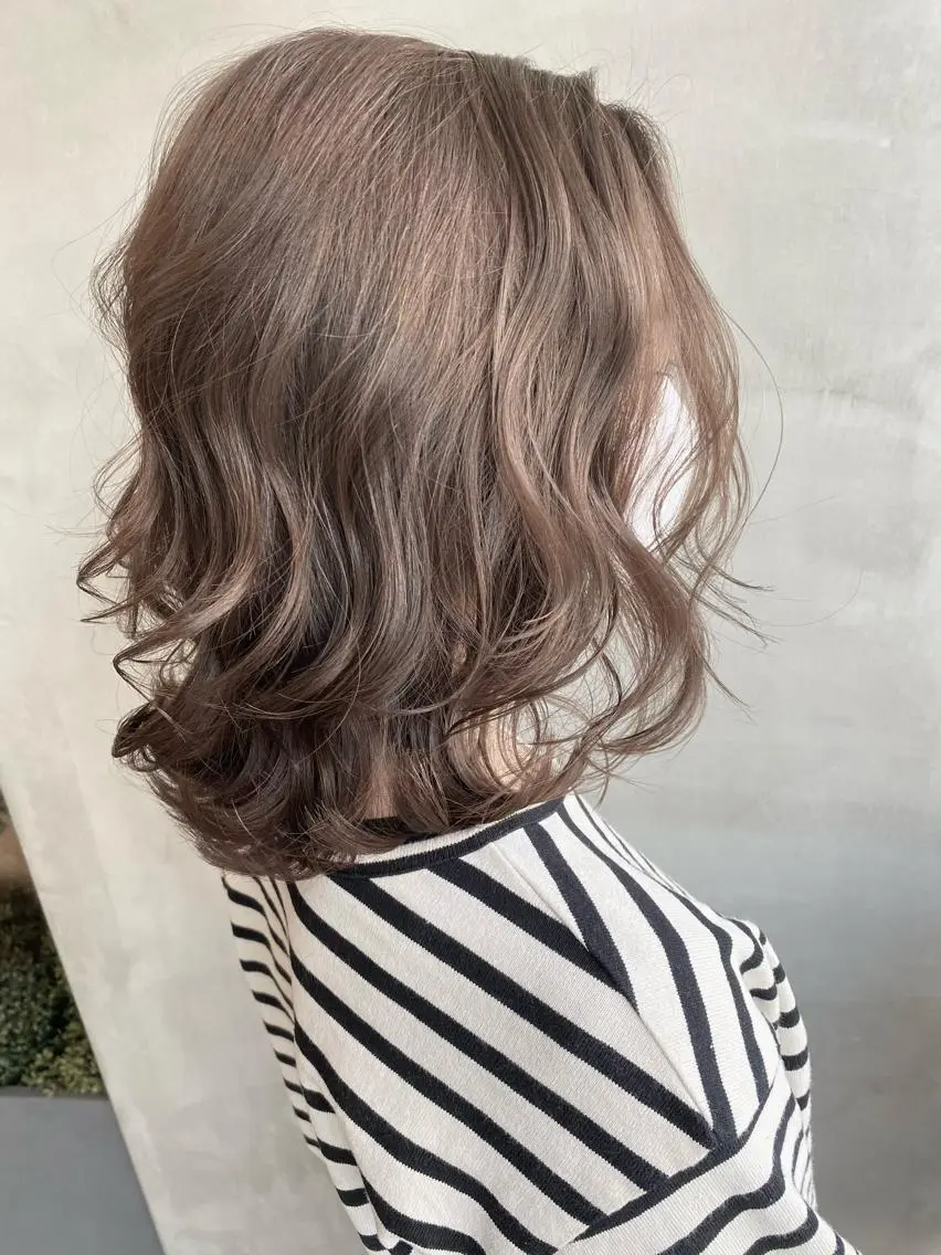ミディアム カラー ヘアアレンジ ネイル マツエク・マツパ 透明感カラー ハイライトカラー 外国人風カラー ハイライト 学生 夜23時まで予約🉑 reverieあきらのヘアスタイル