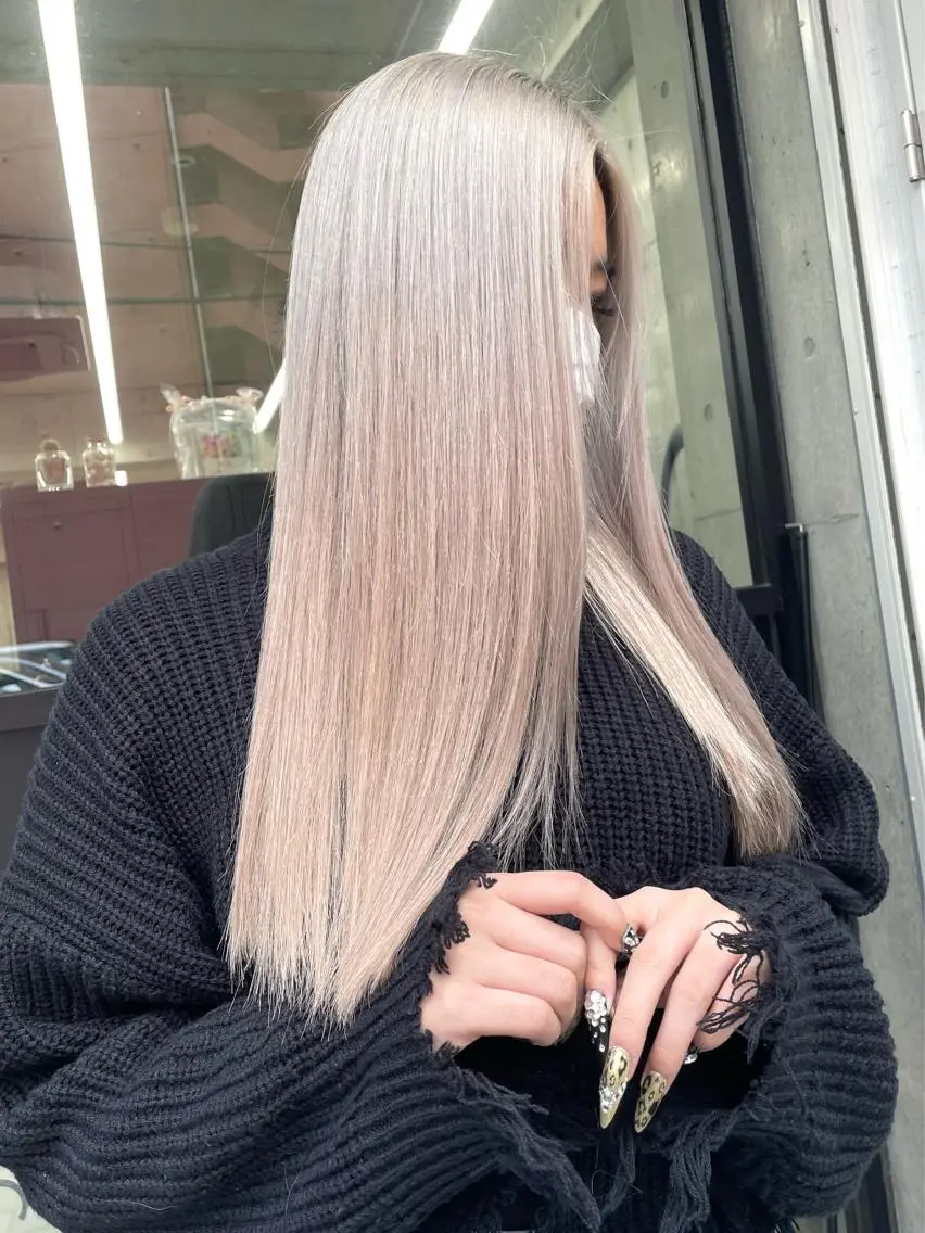 ロング カラー アッシュ アッシュグレー アッシュグレージュ バレイヤージュ ベージュカラー 岡留 愛美のヘアスタイル