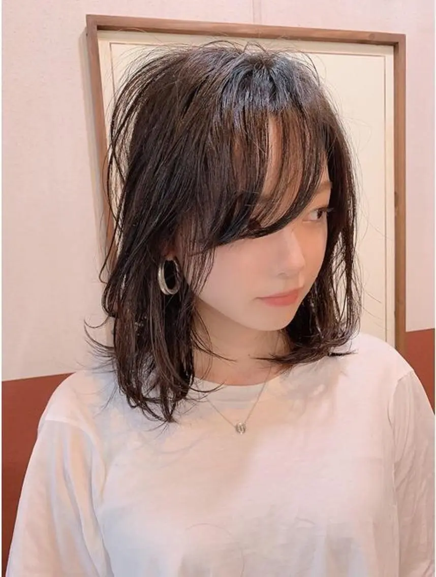 ミディアム 高梨 里穂のヘアスタイル