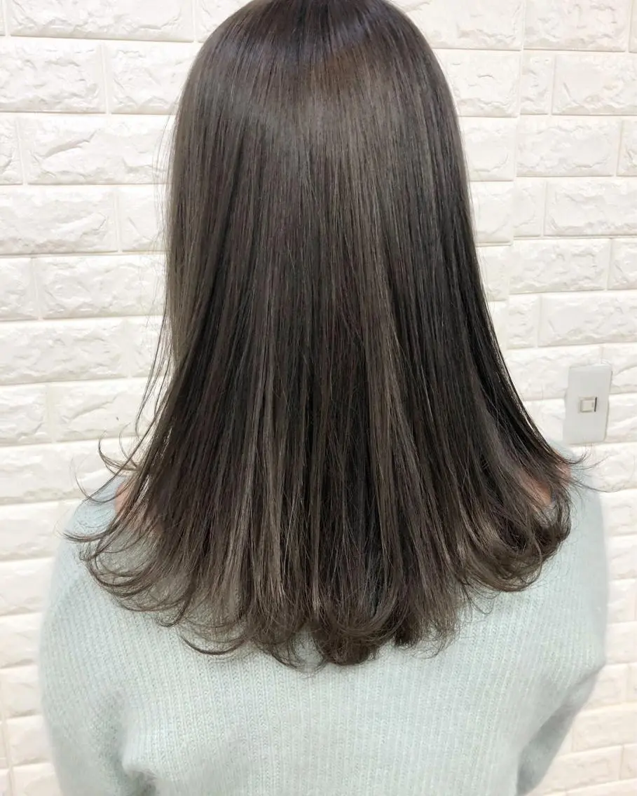 セミロング カラー グレージュ ハイライトカラー ミント ハイライト ヘアカラー トリートメント famille ファミーユのヘアスタイル