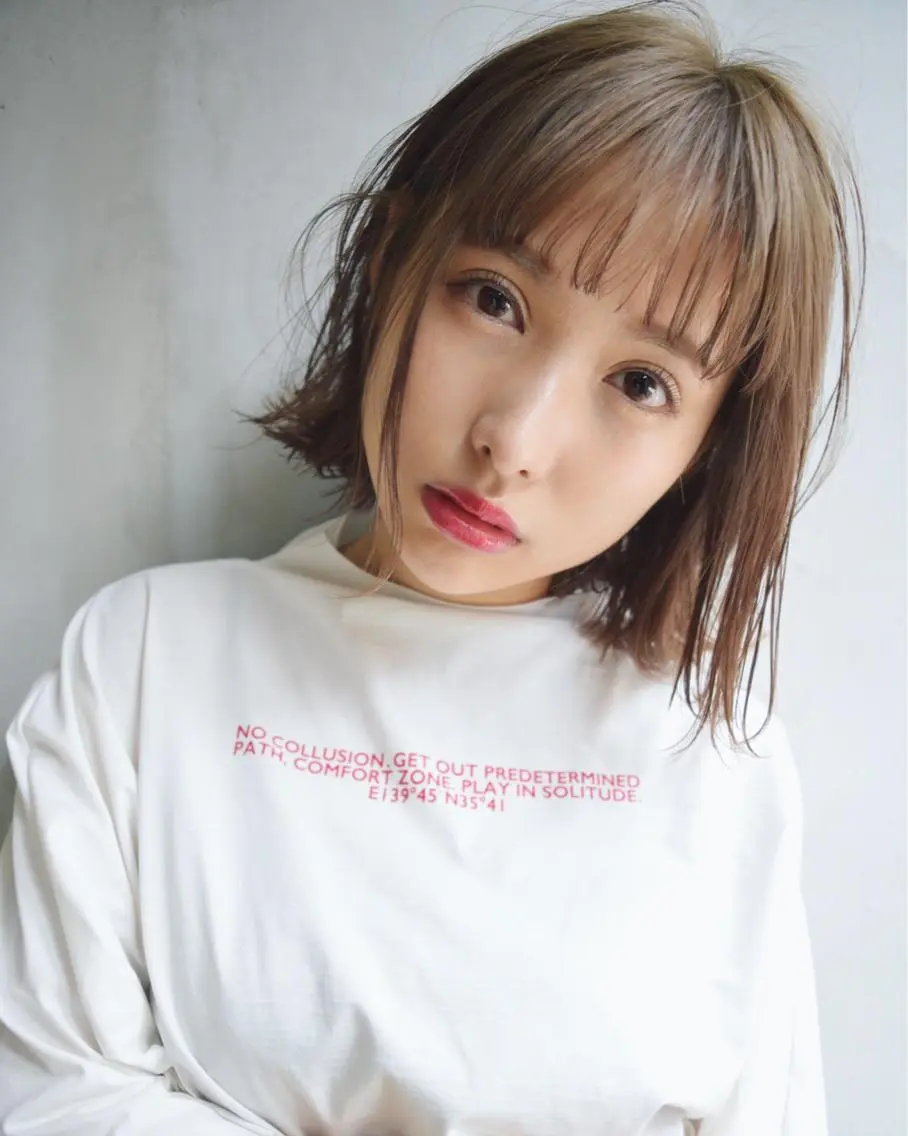 ショート カラー 切りっぱなしボブ ベージュカラー ミルクティーベージュ ボブ シースルーバング カット ヘアカラー レイズ 立川のヘアスタイル