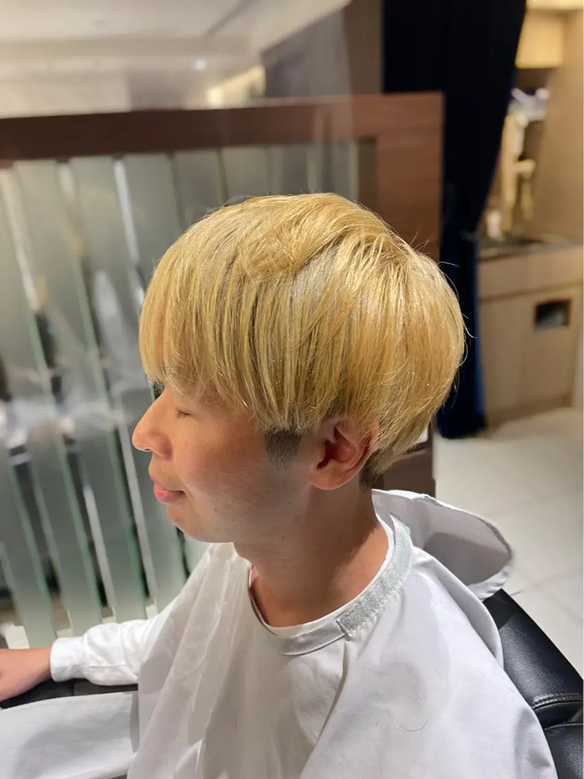 ショート カラー メンズ メンズハイトーン ベージュカラー ブロンド ブロンドベージュ ハイトーンカラー ヘアカラー 岡崎 隆晟のヘアスタイル