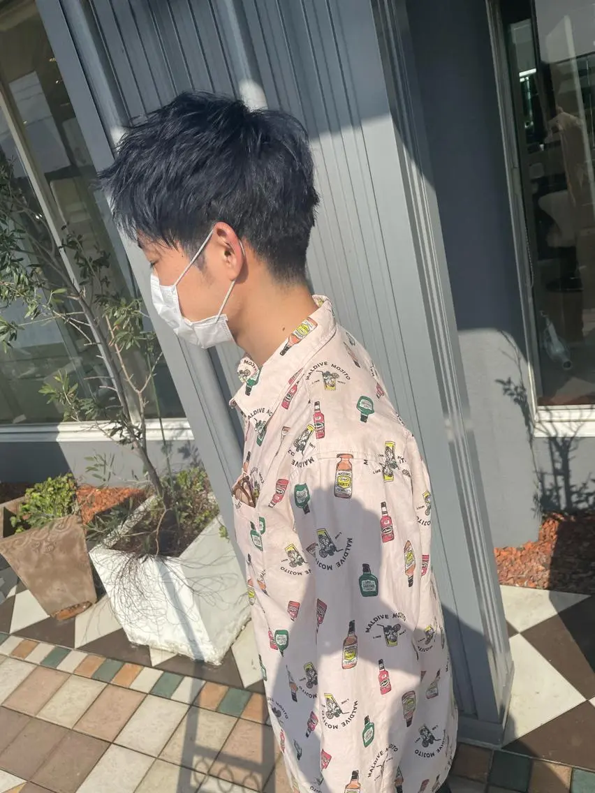 カラー メンズ メンズブリーチ 黒髪 ブリーチ ブルーカラー ブルーブラック カット ヘアカラー 佐々木 麻純のヘアスタイル