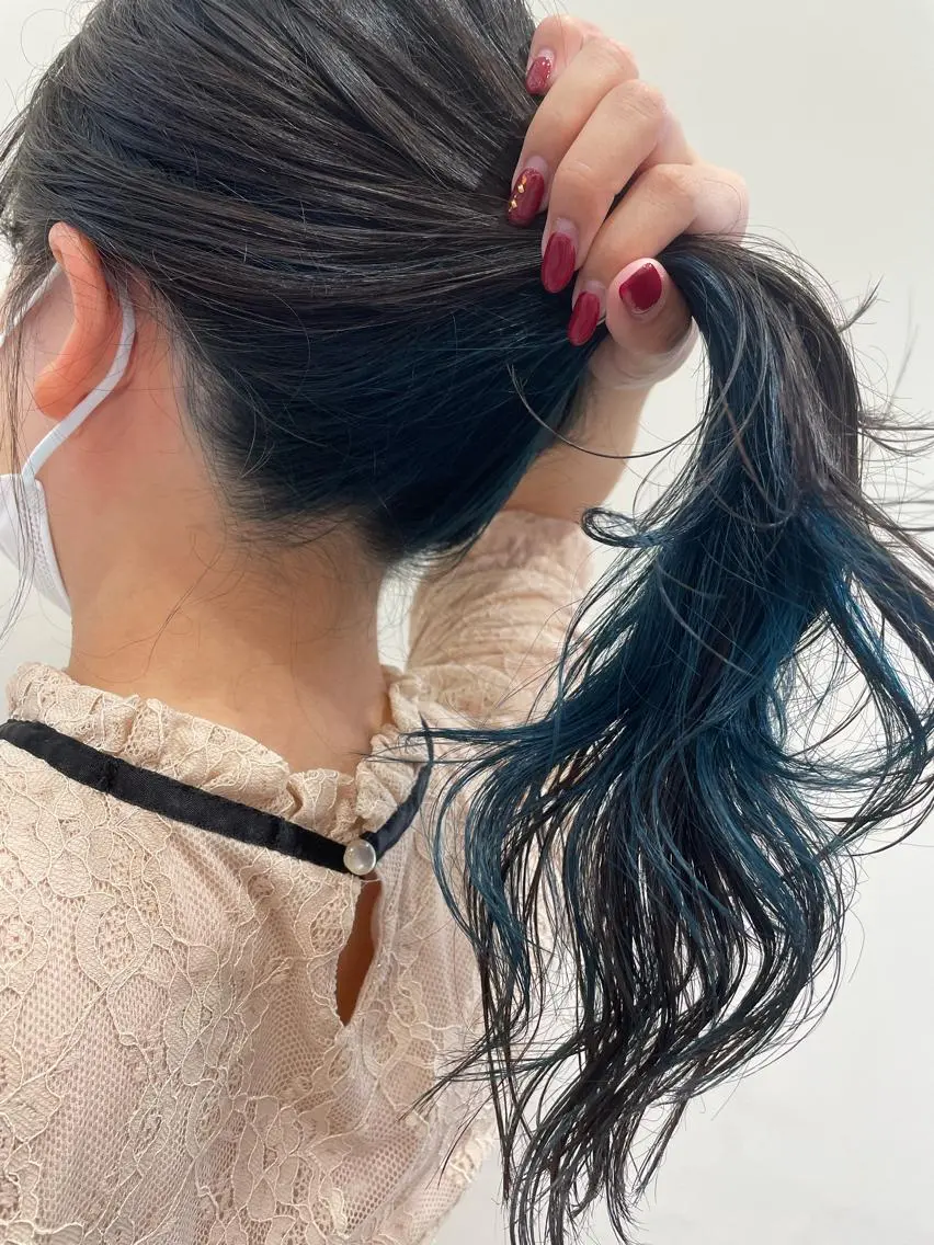 セミロング カラー ダークグリーン インナーカラー カット ヘアカラー Amour なぐらのヘアスタイル