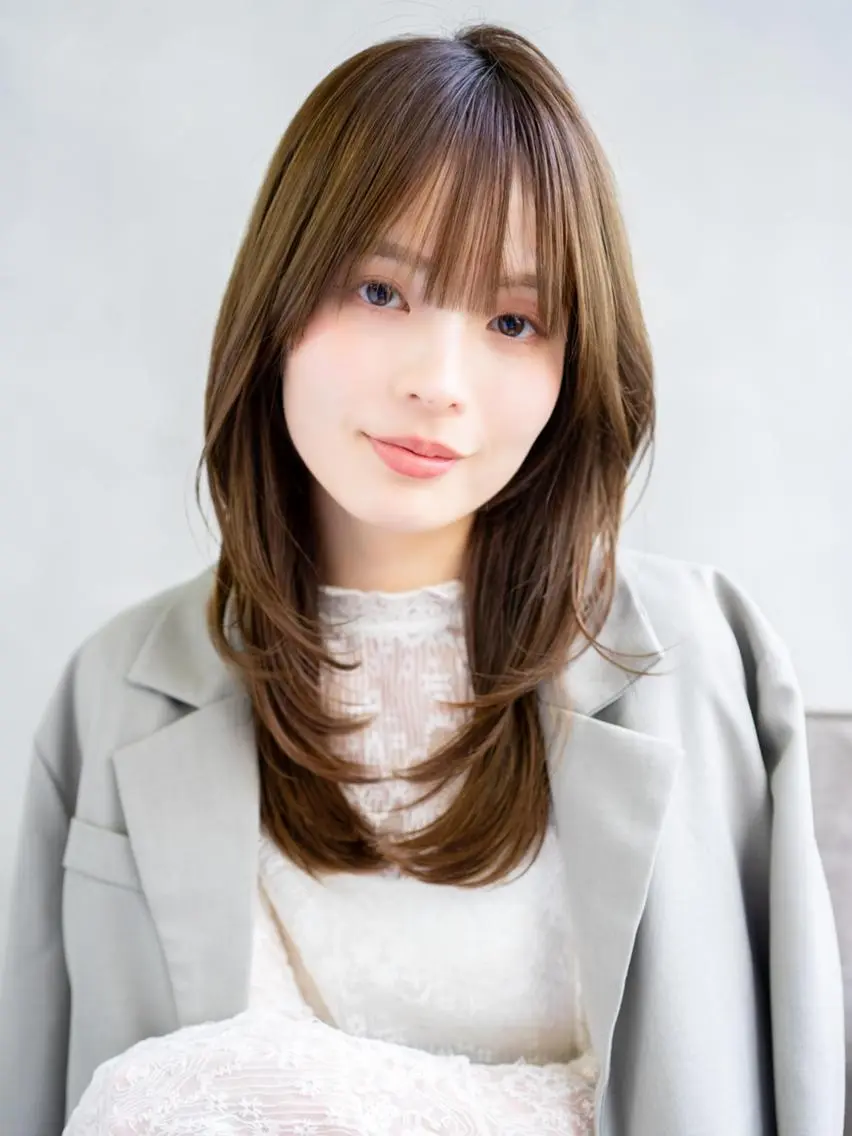 ミディアム Eight White／AIRIのヘアスタイル