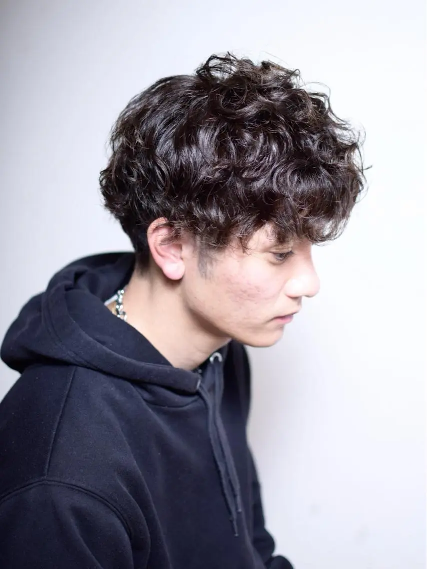 メンズ メンズバレイヤージュ メンズブリーチ センターパート フェードカット メンズハイライト エリアNo.1人気✨ ブリッツレボ☘️のヘアスタイル