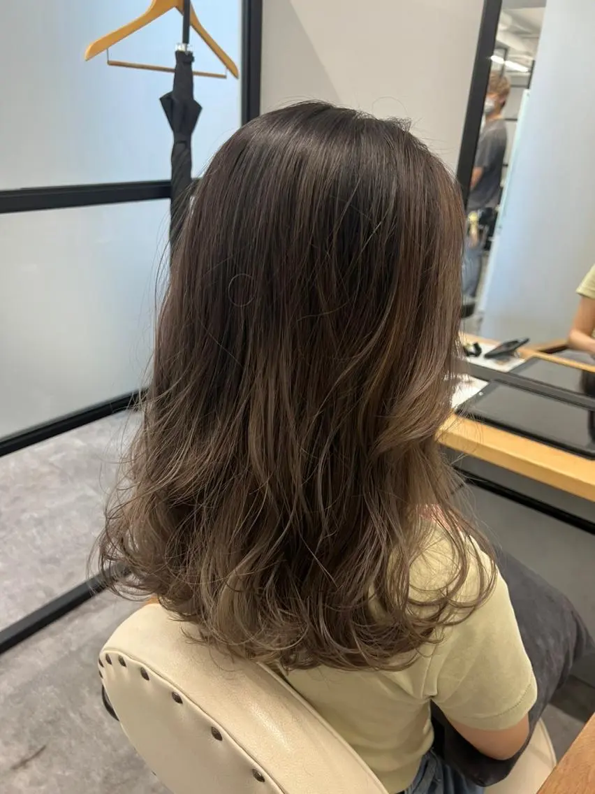 ミディアム カラー ヘアアレンジ パーマ アディクシーカラー アッシュ バレイヤージュ ベージュカラー ブリーチ newi grande 横浜店のヘアスタイル