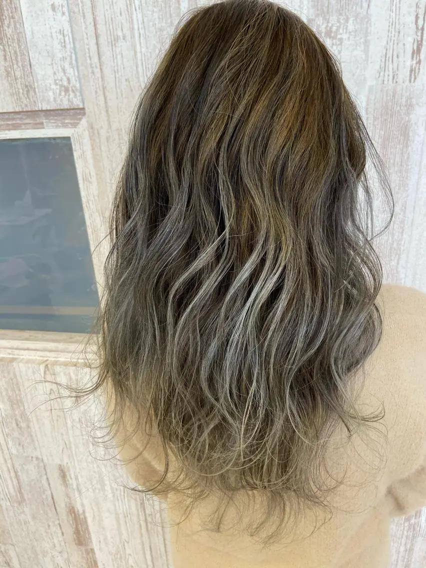 ロング カラー グレージュ ハイライトカラー 外国人風カラー ハイライト Oopsレイヤー 加藤澄都のヘアスタイル