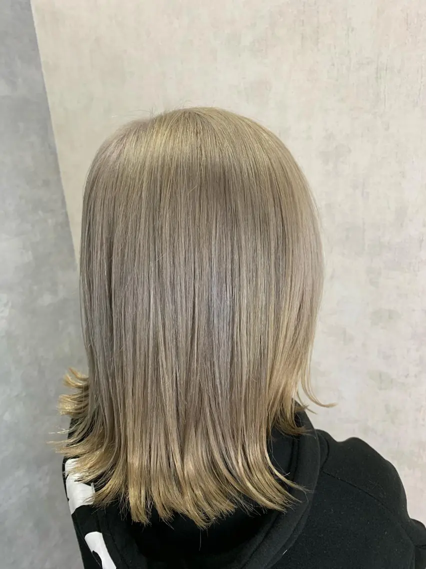 ミディアム カラー グレージュ ヘアカラー トリートメント LUXBE LUCEのヘアスタイル
